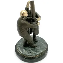 Скульптура бронзовая "Буровики-нефтяники"